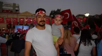 İzmirli vatandaşlar 15 Temmuz'da Konak Meydanı'nı doldurdu