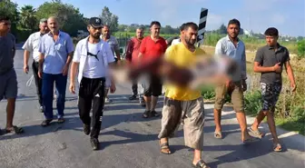 Acının fotoğrafı! Kanaldan çıkarılan oğlunun cansız bedenini gözyaşları içinde kucağında taşıdı