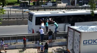 Kaza yapan otobüsün kapıları açılmayınca turistler camları kırıp otobüsten atladı