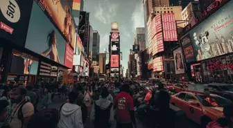 Times Square nerede? Times Square ne demek? Twitter trend olan Times Square hangi ülkede bulunuyor? Amerika'da mı?