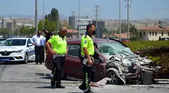 Tır ile çarpışan otomobil hurdaya döndü: 1 yaralı