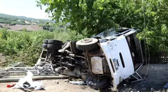 Hayvansal atık yüklü kamyon devrildi: 3 yaralı