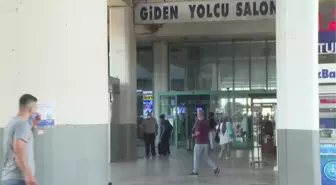 İzmir Şehirlerarası Otobüs Terminalinde bayram öncesi yoğunluk