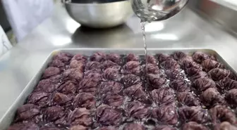 Kadınlar bayram öncesi 'mor gülzade' tatlısında talebe yetişemiyor