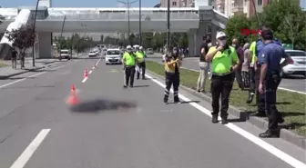 KARŞIYA GEÇMEK İSTERKEN OTOMOBİLİN ÇARPTIĞI KADIN, ÖLDÜ