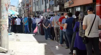 39 derece hava sıcaklığını umursamadan saatlerce baklava kuyruğunda beklediler