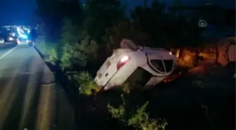 AFYONKARAHİSAR - Lastiği patlayan otomobil şarampole devrildi: 5 yaralı
