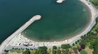 (DRONE) Güzel havayı değerlendiren vatandaşlar, Caddebostan sahilinde denize girdi