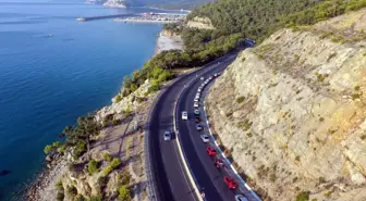 Antalya'daki Topçam Mesire Alanı girişinde uzun araç kuyruğu oluştu