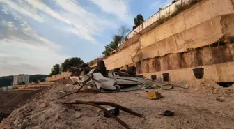 Maltepe'de freni boşalan kamyonet şarampole devrildi