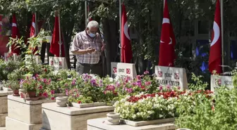 Başkentte şehit aileleri, yakınlarının kabrini ziyaret edip dualar okudu