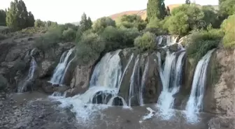 Etkili olan sağanak Muradiye Şelalesi'ni coşturdu