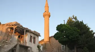 Depremde hasar gören cami ibadete kapatıldı