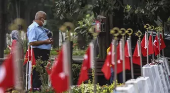 Son dakika haberi! Şehit aileleri Edirnekapı Şehitliği'nde şehitlerin kabirlerini ziyaret etti