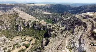 Uşak'taki Ulubey Kanyonu, macera parkurlarıyla 300 bin ziyaretçi hedefliyor