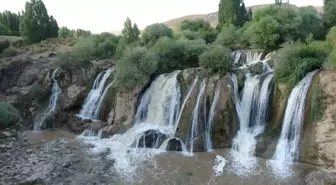 Van'da etkili olan sağanak Muradiye Şelalesi'ni coşturdu