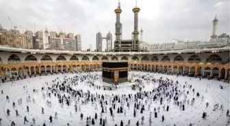 Hacı adayları Kurban Bayramı namazını Kabe'de kıldı