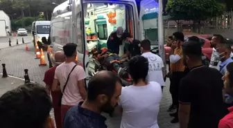 Hafif ticari araç ile motosiklet çarpıştı: 2 yaralı