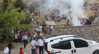 HAKKARİ'DE BAYRAMIN İLK GÜNÜ MEZARLIKLAR KALABALIK