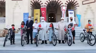 Lefkoşa'da camiye devam eden çocuklara bisiklet hediye edildi