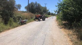 Sürücü belgesiz motosikletli traktörün altına girdi