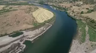 Bingöllü gençler Murat Nehri'nin sularında gelecekleri için kürek çekiyor