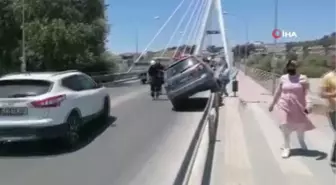 Lastiği patlayan otomobil bariyer üzerinde 40 metre gittikten sonra durabildi