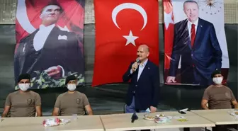 Zeytin Dalı bölgesindeki güvenlik güçleriyle bayramlaşan Bakan Soylu, gözyaşlarına hakim olamadı