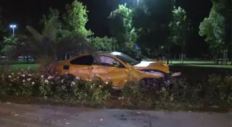 Caddebostan Sahili'nde kaza yapan sürücü lüks otomobilini bırakıp olay yerinden kaçtı