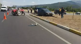 Afyonkarahisar'da otomobil ile traktör çarpıştı: 3 yaralı