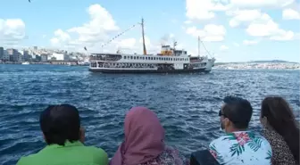 (Bayram sonunda Eminönü tıklım tıklım