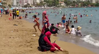 Mersin plajlarında adım atacak yer kalmadı