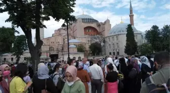 İBADETE AÇILMASININ BİRİNCİ YILDÖNÜMÜNDE AYASOFYA CAMİİ'NE ZİYARETÇİ KUYRUĞU