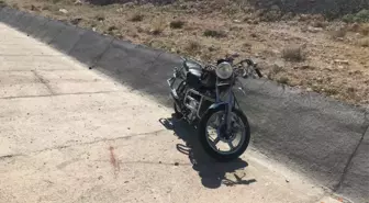 Karaman'da devrilen motosikletteki baba ile kızı yaralandı