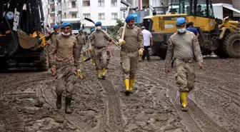 Komandolar Artvin'de! Ellerine aldıkları küreklerle balçığa gömülen ev ve iş yerlerini temizliyorlar