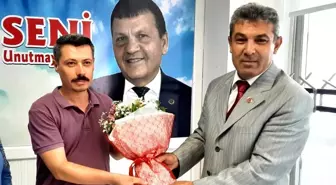 Muhtar Taş'tan gazetecilere çiçek