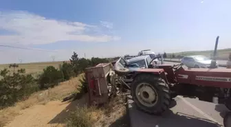 Afyonkarahisar'da minibüs traktörün römorkuna çarptı: 6 yaralı