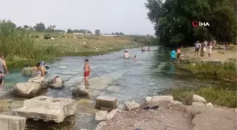 Antik kentteki buz gibi doğal havuzlarda tarihe kulaç atıyorlar