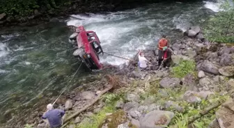 Rize'de kamyonetin dereye düşmesi sonucu 2 kişi yaralandı