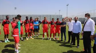 Vali Ayhan, Sivassporlu futbolcuları ziyaret etti