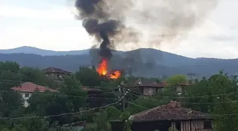 Yıldırımın düştüğü iki katlı ahşap ev alev alev yandı