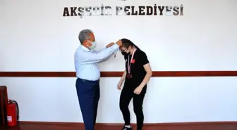 Başkan Akkaya'dan başarılı sporcuya hediye