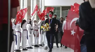 Milli tekvandocu Hakan Reçber, çiçeklerle karşılandı