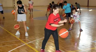 Genç basketbolculara forma ve çanta Başkan Türkyılmaz'dan