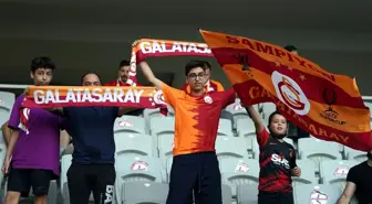 Galatasaraylı taraftarlar tribünlerde