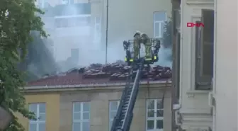 (Beyoğlu'nda lisenin çatısında yangın