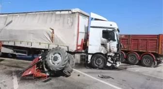 TIR'ın çarptığı traktör ikiye bölündü; sürücü yaralı