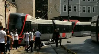 Bağcılar-Eminönü seferini yapan tramvay Gülhane Parkı yakınlarında raydan çıkarak elektrik direğine çarptı