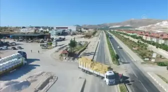 Karamanlı Belediyesinden Manavgat'a 8 tır yem ve saman gönderildi