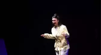 Komedyen Sakallıoğlu'ndan tek kişilik performans